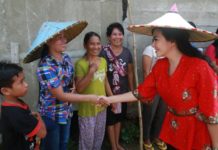 Karolin: Potensi Pertanian dan Perkebunan Bisa Sejahterakan Rakyat Kalbar Karolin menyalami masyarakat di Ngabang