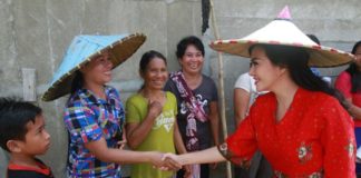 Karolin: Potensi Pertanian dan Perkebunan Bisa Sejahterakan Rakyat Kalbar Karolin menyalami masyarakat di Ngabang