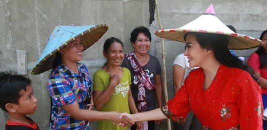 Karolin: Potensi Pertanian dan Perkebunan Bisa Sejahterakan Rakyat Kalbar Karolin menyalami masyarakat di Ngabang