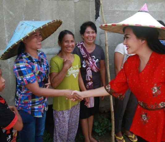 Karolin: Potensi Pertanian dan Perkebunan Bisa Sejahterakan Rakyat Kalbar Karolin menyalami masyarakat di Ngabang