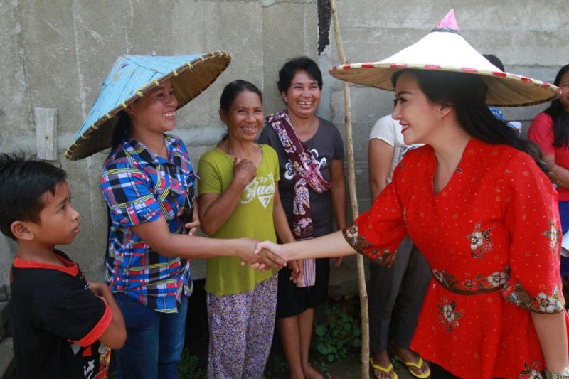 Karolin menyalami masyarakat di Ngabang