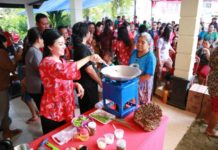 Kenalkan, Ini Kompor Sawit KMN Karolin memperkenalkan sekaligus mendemokan kompor sawit KMN kepada masyarakat Landak