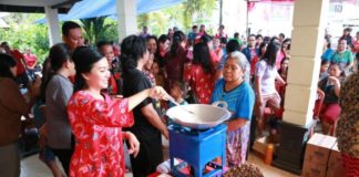 Kenalkan, Ini Kompor Sawit KMN Karolin memperkenalkan sekaligus mendemokan kompor sawit KMN kepada masyarakat Landak