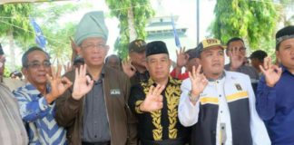 Ini Pinta Raja Tayan kepada Cagub Sutarmidji Calon Gubernur Kalbar Sutarmidji bersama Raja Tayan Gusti Yusri (kopiah hitam) memberikan simbol tiga jari yang merupakan nomor urut paslon Sutarmidji - Ria Norsan. (Kang Enchus for Equator).