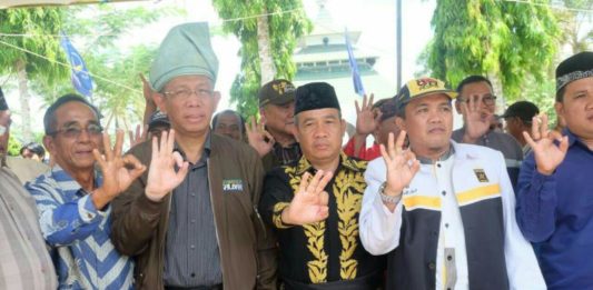Ini Pinta Raja Tayan kepada Cagub Sutarmidji Calon Gubernur Kalbar Sutarmidji bersama Raja Tayan Gusti Yusri (kopiah hitam) memberikan simbol tiga jari yang merupakan nomor urut paslon Sutarmidji - Ria Norsan. (Kang Enchus for Equator).