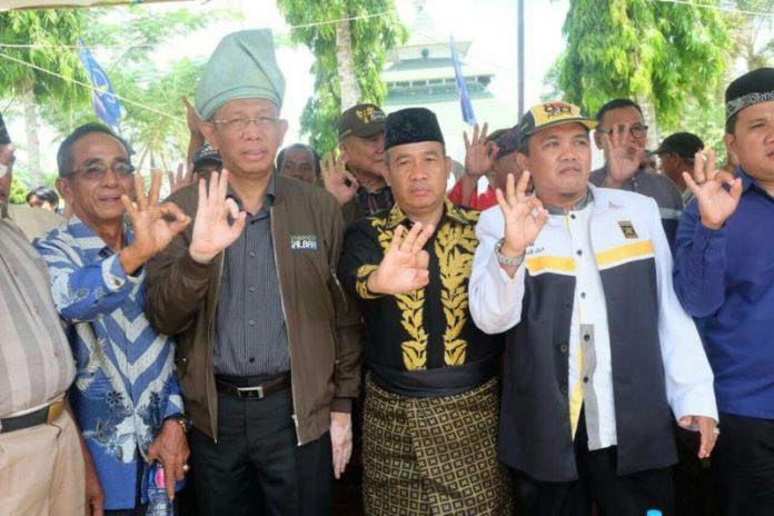 Calon Gubernur Kalbar Sutarmidji bersama Raja Tayan Gusti Yusri (kopiah hitam) memberikan simbol tiga jari yang merupakan nomor urut paslon Sutarmidji - Ria Norsan. (Kang Enchus for Equator).