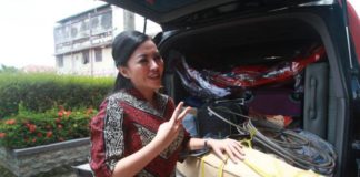 Ini Dia Barang Bawaan Karolin Selama Kampanye