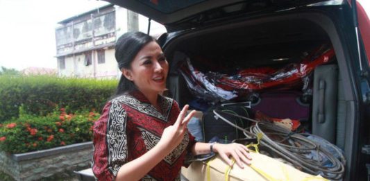 Ini Dia Barang Bawaan Karolin Selama Kampanye