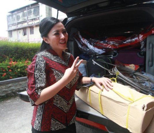 Ini Dia Barang Bawaan Karolin Selama Kampanye