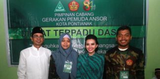 Didaulat Menjadi Narasumber, Karolin Bangga dengan Banser NU FOTO BARENG. Karolin berfoto bersama dengan penyelenggara Diksar Banser, kemarin--MC for RK