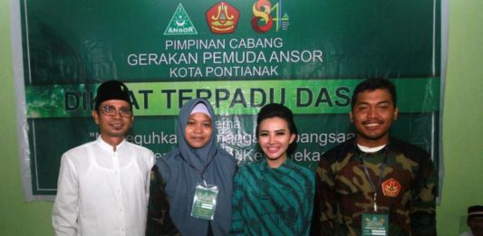 Didaulat Menjadi Narasumber, Karolin Bangga dengan Banser NU FOTO BARENG. Karolin berfoto bersama dengan penyelenggara Diksar Banser, kemarin--MC for RK