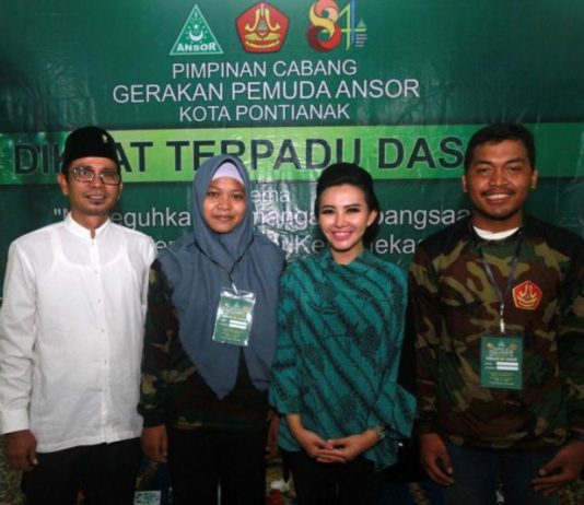 Didaulat Menjadi Narasumber, Karolin Bangga dengan Banser NU FOTO BARENG. Karolin berfoto bersama dengan penyelenggara Diksar Banser, kemarin--MC for RK