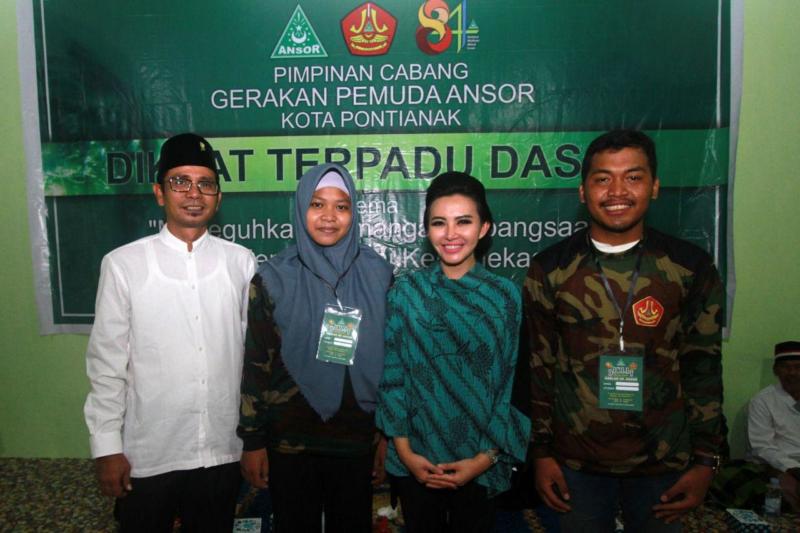 FOTO BARENG. Karolin berfoto bersama dengan penyelenggara Diksar Banser, kemarin--MC for RK