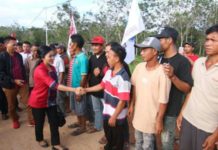 Warga Sintang Tolak Pemekaran PKR, Ini Alasannya MENYAPA. Karolin tengah menyalami warga Kabupaten Sintang belum lama ini--MC for RK