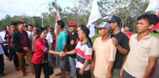 Warga Sintang Tolak Pemekaran PKR, Ini Alasannya MENYAPA. Karolin tengah menyalami warga Kabupaten Sintang belum lama ini--MC for RK