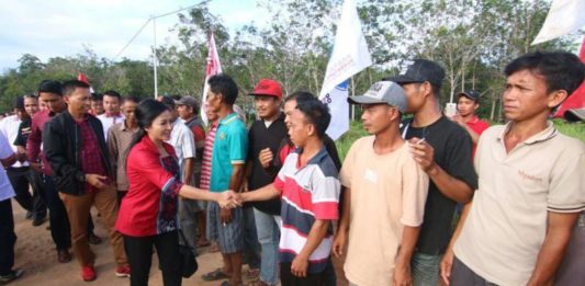 Warga Sintang Tolak Pemekaran PKR, Ini Alasannya MENYAPA. Karolin tengah menyalami warga Kabupaten Sintang belum lama ini--MC for RK