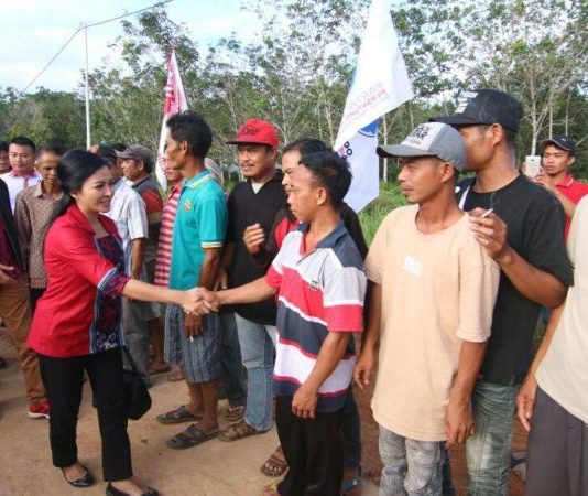 Warga Sintang Tolak Pemekaran PKR, Ini Alasannya MENYAPA. Karolin tengah menyalami warga Kabupaten Sintang belum lama ini--MC for RK