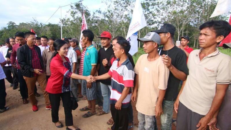 MENYAPA. Karolin tengah menyalami warga Kabupaten Sintang belum lama ini--MC for RK
