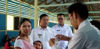 Wabah Campak Serang Kampung Bupati VAKSINASI. Bupati Sekadau, Rupinus memantau proses vaksinasi pasien campak di Landau Mentawa, beberapa waktu lalu. Humas Pemkab Sekadau for RK