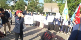 Aksi Damai Ratusan Mahasiswa di Momen Harkitnas KERANDA MAYAT. Ratusan mahasiswa membawa keranda mayat sebagai simbol matinya reformasi di Indonesia dalam aksi di Digulis Untan, Senin (21/5). Andi Ridwansyah-RK