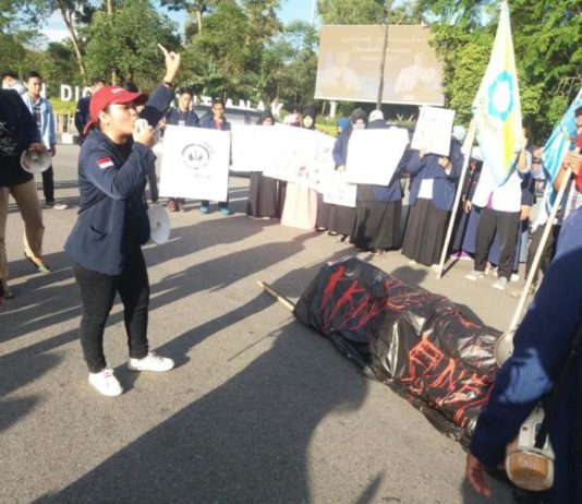 Aksi Damai Ratusan Mahasiswa di Momen Harkitnas KERANDA MAYAT. Ratusan mahasiswa membawa keranda mayat sebagai simbol matinya reformasi di Indonesia dalam aksi di Digulis Untan, Senin (21/5). Andi Ridwansyah-RK