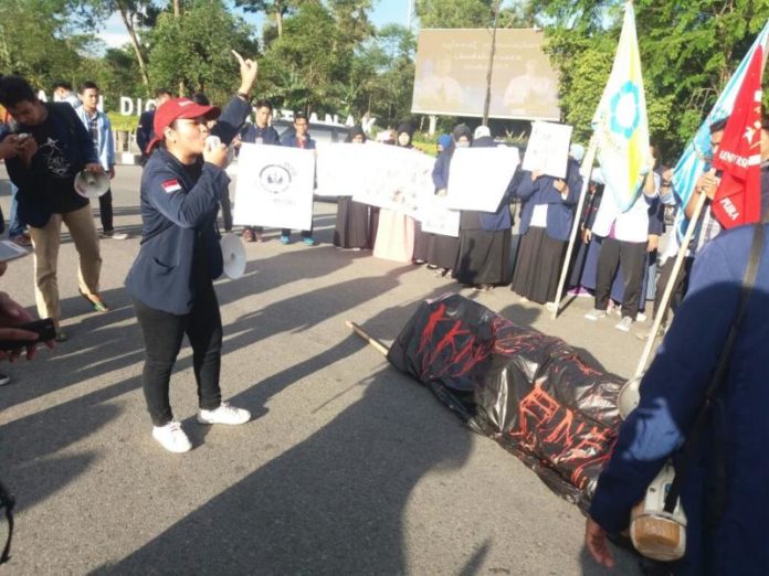 KERANDA MAYAT. Ratusan mahasiswa membawa keranda mayat sebagai simbol matinya reformasi di Indonesia dalam aksi di Digulis Untan, Senin (21/5). Andi Ridwansyah-RK