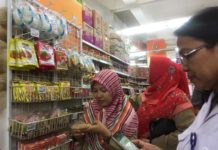 Swalayan Jual Produk Kedaluwarsa SIDAK. Petugas mengecek produk untuk memastikan kemasan maupun tanggal kedaluwarsanya ketika melakukan sidak di sejumlah swalayan Kota Pontianak, Senin (21/5). Maulidi Murni-RK