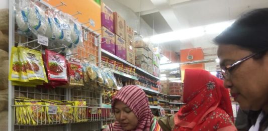 Swalayan Jual Produk Kedaluwarsa SIDAK. Petugas mengecek produk untuk memastikan kemasan maupun tanggal kedaluwarsanya ketika melakukan sidak di sejumlah swalayan Kota Pontianak, Senin (21/5). Maulidi Murni-RK