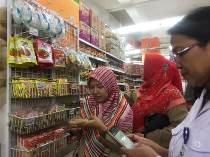 SIDAK. Petugas mengecek produk untuk memastikan kemasan maupun tanggal kedaluwarsanya ketika melakukan sidak di sejumlah swalayan Kota Pontianak, Senin (21/5). Maulidi Murni-RK