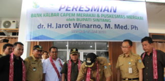 Jarot: Tak Perlu Bawa Duit, Tinggal Tarik di ATM PRASASTI. Jarot Winarno menandatangi prasasti peresmian Bank Kalbar Capem Merakai di Nanga Merakai Kecamatan Ketungau Tengah Kabupaten Sintang, Selasa (15/8). Humas Pemkab Sintang for RK