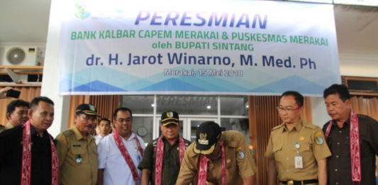 Jarot: Tak Perlu Bawa Duit, Tinggal Tarik di ATM PRASASTI. Jarot Winarno menandatangi prasasti peresmian Bank Kalbar Capem Merakai di Nanga Merakai Kecamatan Ketungau Tengah Kabupaten Sintang, Selasa (15/8). Humas Pemkab Sintang for RK
