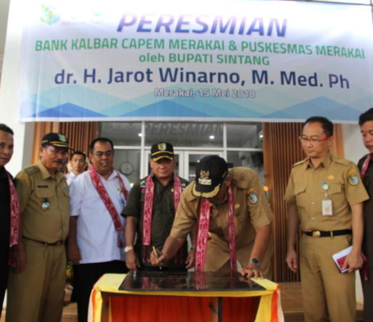 Jarot: Tak Perlu Bawa Duit, Tinggal Tarik di ATM PRASASTI. Jarot Winarno menandatangi prasasti peresmian Bank Kalbar Capem Merakai di Nanga Merakai Kecamatan Ketungau Tengah Kabupaten Sintang, Selasa (15/8). Humas Pemkab Sintang for RK
