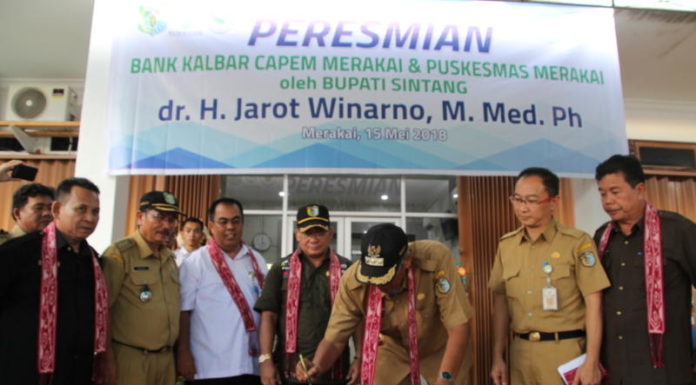 Jarot: Tak Perlu Bawa Duit, Tinggal Tarik di ATM PRASASTI. Jarot Winarno menandatangi prasasti peresmian Bank Kalbar Capem Merakai di Nanga Merakai Kecamatan Ketungau Tengah Kabupaten Sintang, Selasa (15/8). Humas Pemkab Sintang for RK