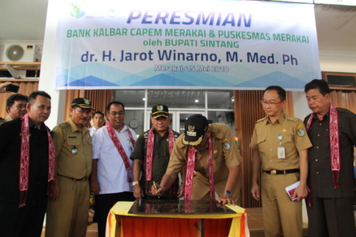 PRASASTI. Jarot Winarno menandatangi prasasti peresmian Bank Kalbar Capem Merakai di Nanga Merakai Kecamatan Ketungau Tengah Kabupaten Sintang, Selasa (15/8). Humas Pemkab Sintang for RK