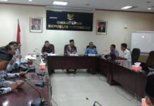 Bahas Masalah Tunjangan Guru Daerah Terpencil Pertemuan. Wakil Bupati Kubu Raya, Hermanus didampingi Kepala Dinas Pendidikan Kubu Raya, Frans Randus serta perwakilan dari PGRI Kubu Raya melakukan pertemuan bersama Ombudsman RI, Rabu pekan lalu. Humas for Rakyat Kalbar