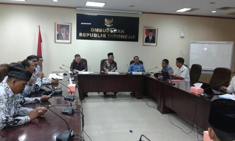 Pertemuan. Wakil Bupati Kubu Raya, Hermanus didampingi Kepala Dinas Pendidikan Kubu Raya, Frans Randus serta perwakilan dari PGRI Kubu Raya melakukan pertemuan bersama Ombudsman RI, Rabu pekan lalu. Humas for Rakyat Kalbar