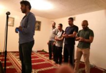 Rahasia Hape Imam Tarawih IMAM DAN HP. Faris ketika menjadi imam salat. Dahlan Iskan