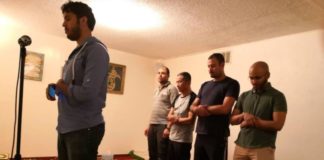 Rahasia Hape Imam Tarawih IMAM DAN HP. Faris ketika menjadi imam salat. Dahlan Iskan