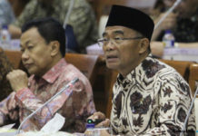 Mendikbud Harus Bertanggung Jawab Atas Kisruh PPDB Mendikbud Muhadjir Effendy (kanan) (Charlie Lopulua/Indopos/Jawa Pos Group)