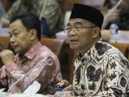 Mendikbud Muhadjir Effendy (kanan) (Charlie Lopulua/Indopos/Jawa Pos Group)