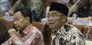Mendikbud: Guru Harus Seperti Pesilat Mendikbud Muhadjir Effendy (kanan) (Charlie Lopulua/Indopos/Jawa Pos Group)