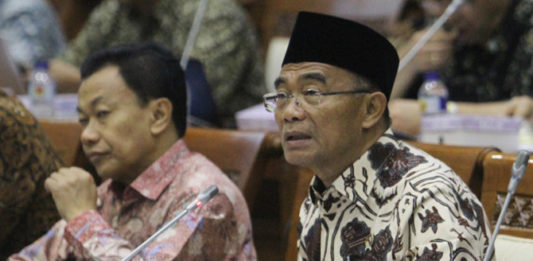 Mendikbud: Mitigasi Bencana tak Perlu Masuk Kurikulum Mendikbud Muhadjir Effendy (kanan) (Charlie Lopulua/Indopos/Jawa Pos Group)