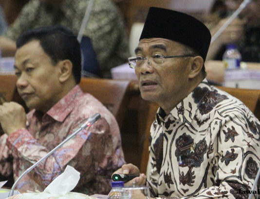 Mendikbud Larang SMK Buka Jurusan yang Tidak Dibutuhkan Industri Mendikbud Muhadjir Effendy (kanan) (Charlie Lopulua/Indopos/Jawa Pos Group)