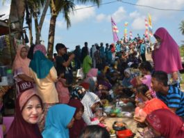 Tolak Bala. Bupati Kubu Raya, Rusman Ali, menghadiri acara tradisi budaya tolak bala di Sungai Pulau, Desa Teluk Pakedai, Sabtu (5/5). Humas for Rakyat Kalbar