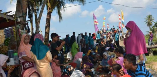 Rusman: Saprahan, Tradisi yang Indah Tolak Bala. Bupati Kubu Raya, Rusman Ali, menghadiri acara tradisi budaya tolak bala di Sungai Pulau, Desa Teluk Pakedai, Sabtu (5/5). Humas for Rakyat Kalbar