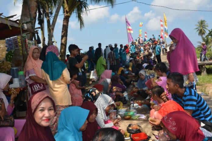 Tolak Bala. Bupati Kubu Raya, Rusman Ali, menghadiri acara tradisi budaya tolak bala di Sungai Pulau, Desa Teluk Pakedai, Sabtu (5/5). Humas for Rakyat Kalbar