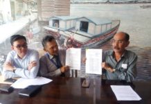 Mutasi Dianggap Menyalahi Aturan SURAT GUGATAN. Penasehat hukum tiga ASN Pemprov Kalbar yang dimutasi menunjukkan surat gugatan yang dilayangkan ke PTUN Pontianak, Selasa (8/5). Andi Ridwansyah-RK