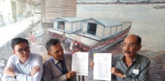 Mutasi Dianggap Menyalahi Aturan SURAT GUGATAN. Penasehat hukum tiga ASN Pemprov Kalbar yang dimutasi menunjukkan surat gugatan yang dilayangkan ke PTUN Pontianak, Selasa (8/5). Andi Ridwansyah-RK