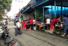 Desak Pemerintah Bongkar Pasar Babi PASAR BABI. Aktivitas Pasar Babi yang masih terus berlangsung meskipun aset pasar babi tersebut sudah dihapus, kemarin---Dedi Irawan