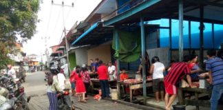 Desak Pemerintah Bongkar Pasar Babi PASAR BABI. Aktivitas Pasar Babi yang masih terus berlangsung meskipun aset pasar babi tersebut sudah dihapus, kemarin---Dedi Irawan
